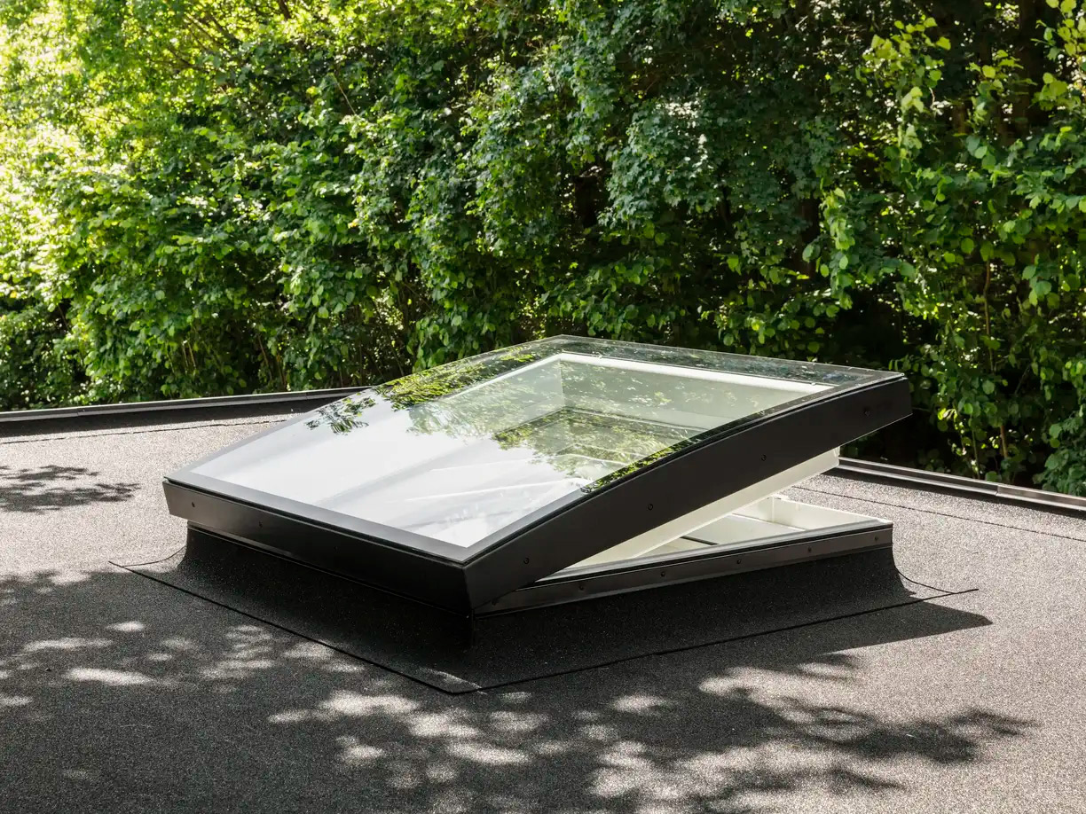 Fenêtre avec protection en verre courbe